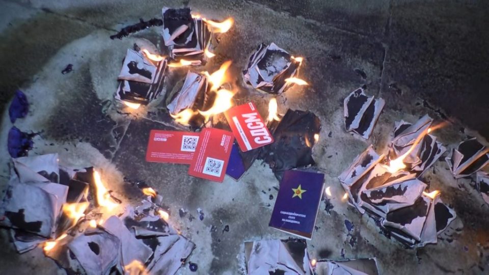 Во СДСМ врие: Партиските членови во Радовиш ги запалија членските книшки