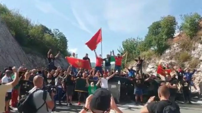 (ВИДЕО) Во Подгорица лиругија, во Цетиње протести: Граѓаните се судрија со полицијата