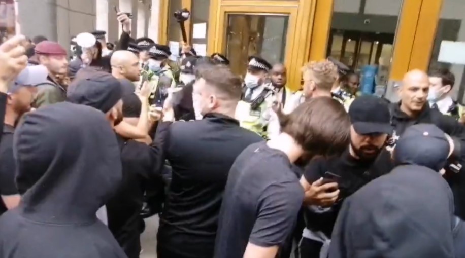 (ВИДЕО) Хаос и неред: Се судрија полицијата и антиваксерите на протестите во Лондон
