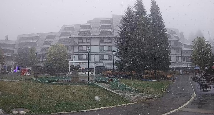 (ФОТО) Падна првиот снег во овој ски центар