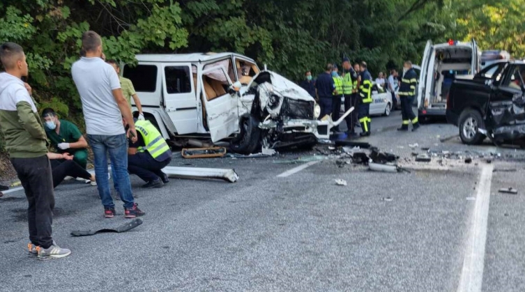 Една жртва и седум повредени во тешката сообраќајка кај Стража