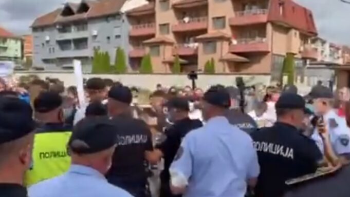 Повредени четворица полицајци, приведени две лица во протестите во Тетово