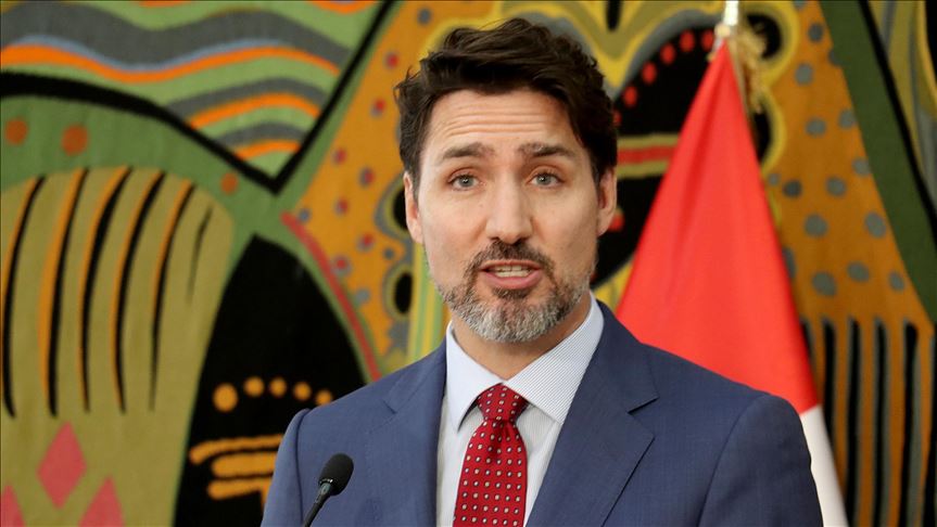 Канадскиот премиер погоден со чакал при посета на фабрика