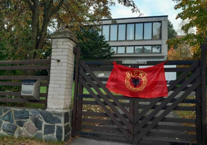На зградата на српската амбасада во Финска поставено знаме на ОВК