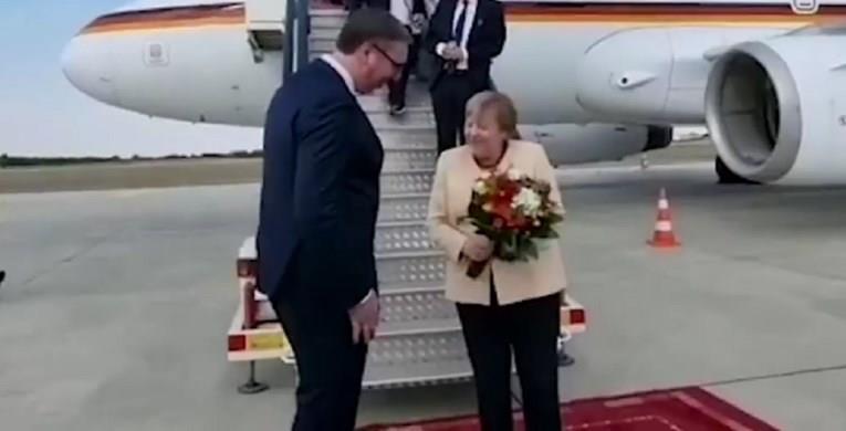 (ВИДЕО) Вучиќ ја пречека Меркел со букет цвеќе
