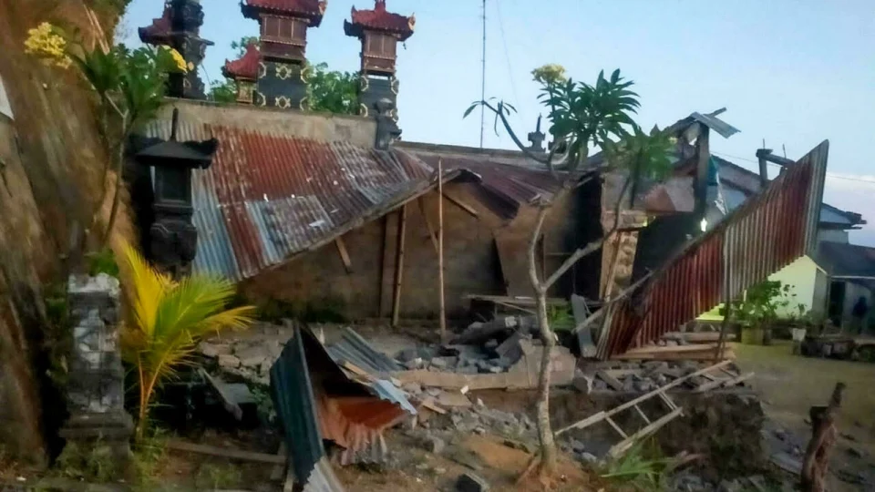 Најмалку тројца загинати во земјотрес на Бали
