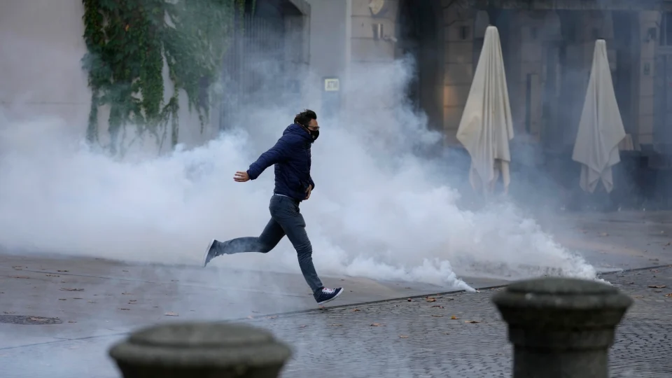 Љубљана: Полицијата употреби солзавец и водени топови врз демонстрантите на антивладиниот протест