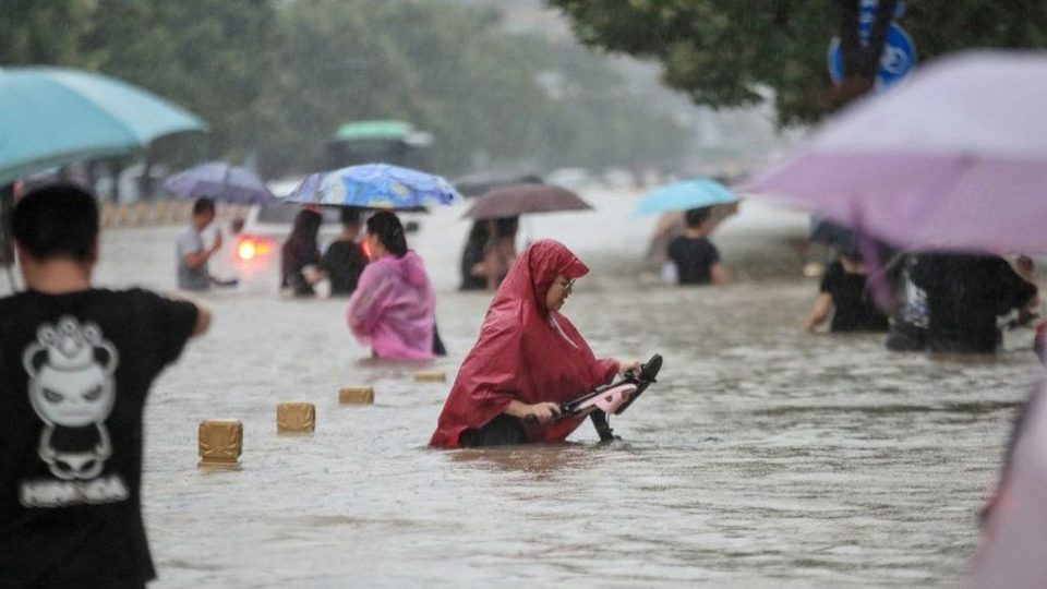 Најмалку 15 загинати, 20.000 куќи уништени, во поплавите во северниот дел на Кина