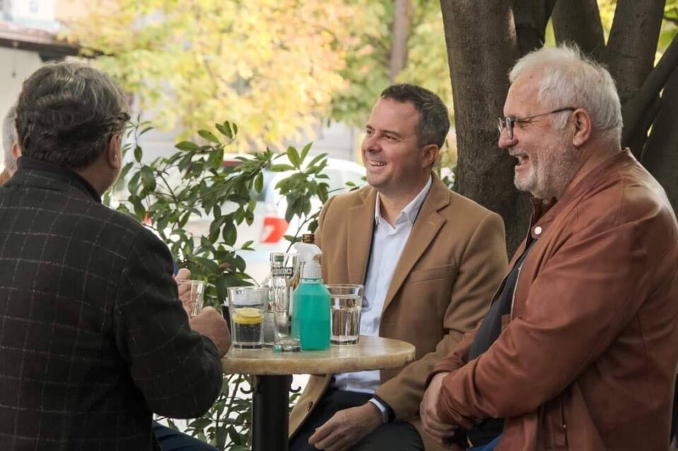 (ФОТО) Кандидатот за градоначалник на Центар, пие кафе и „учи“ од Фрчкоски и Тричкоски