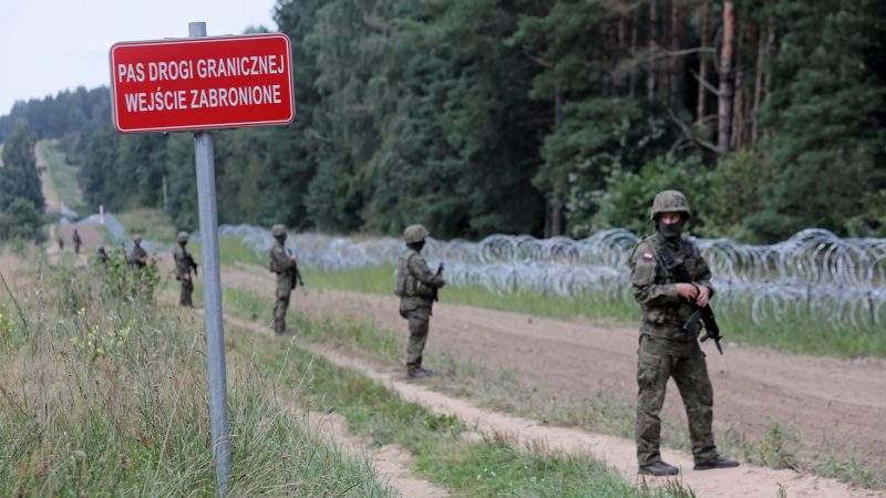 Полска планира оградата од бодликава жица на границата со Белорусија да ја замени со бариера