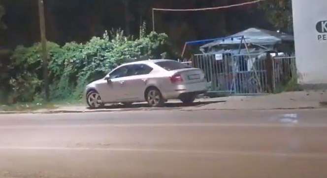 (ВИДЕО) Поткуп во Битола: Црни вреќи од Комуналец се товарат во возило