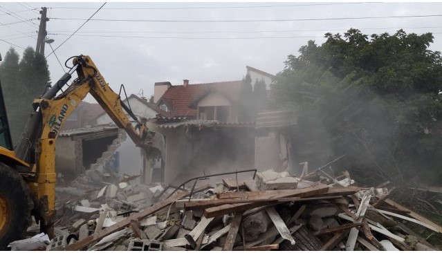 (ФОТО) Се уриваат куќите во кои влегува мостот на Шилегов