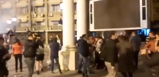 (ВИДЕО) Со зурли и тапани се слави пред Централниот штаб на ВМРО-ДПМНЕ