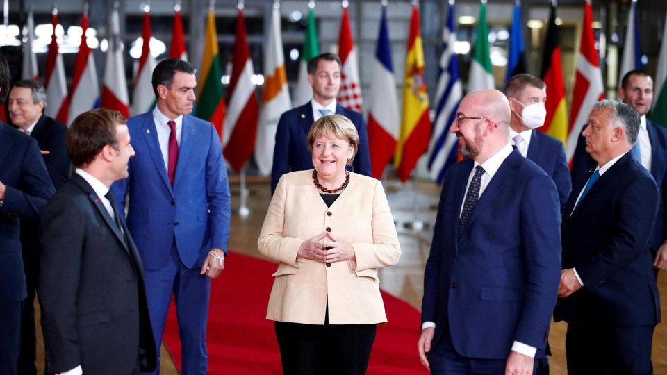 Европските лидери со овации ја поздравија Меркел на нејзиниот последен самит