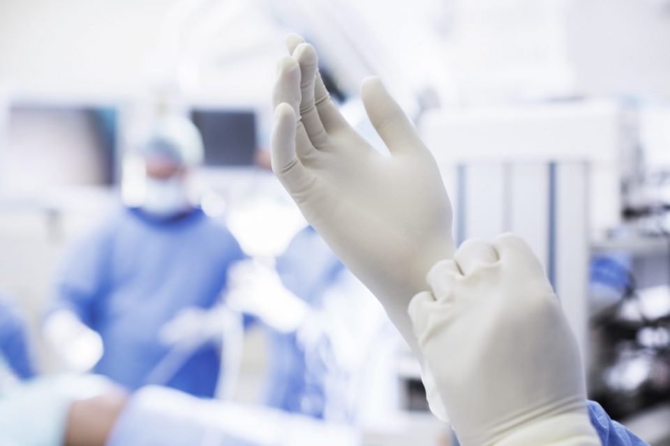 Си-Ен-Ен: Во САД увезени десетици милиони користени медицински ракавици