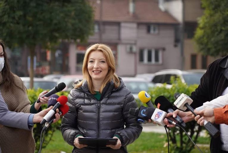 Данела Арсовска го раскина договорот со фирмата за новогодишно украсување на Скопје