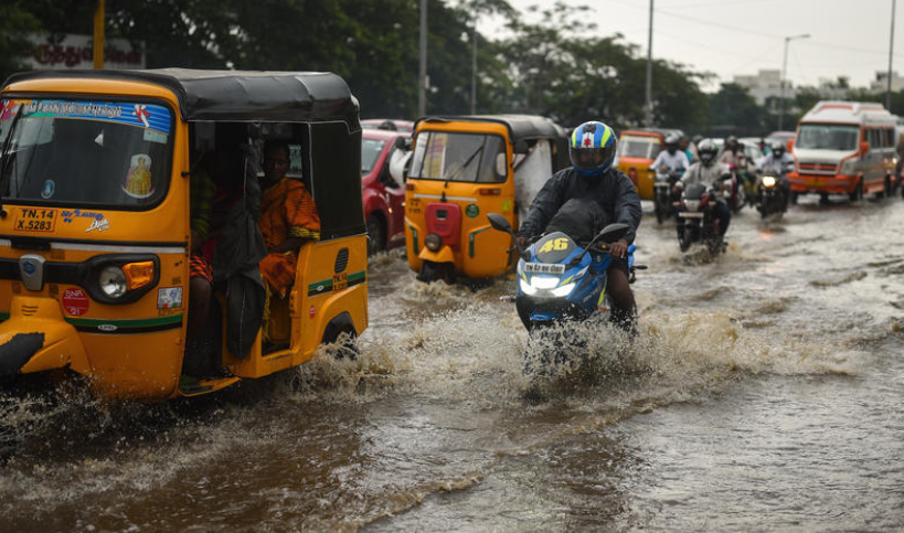 Најмалку десетмина загинати и неколку исчезнати во обилни дождови во Индија
