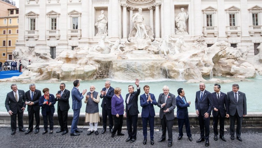 (ФОТО) Дали си замислија желби: Лидерите на Г 20 фрлија парички во фонтаната ди Треви