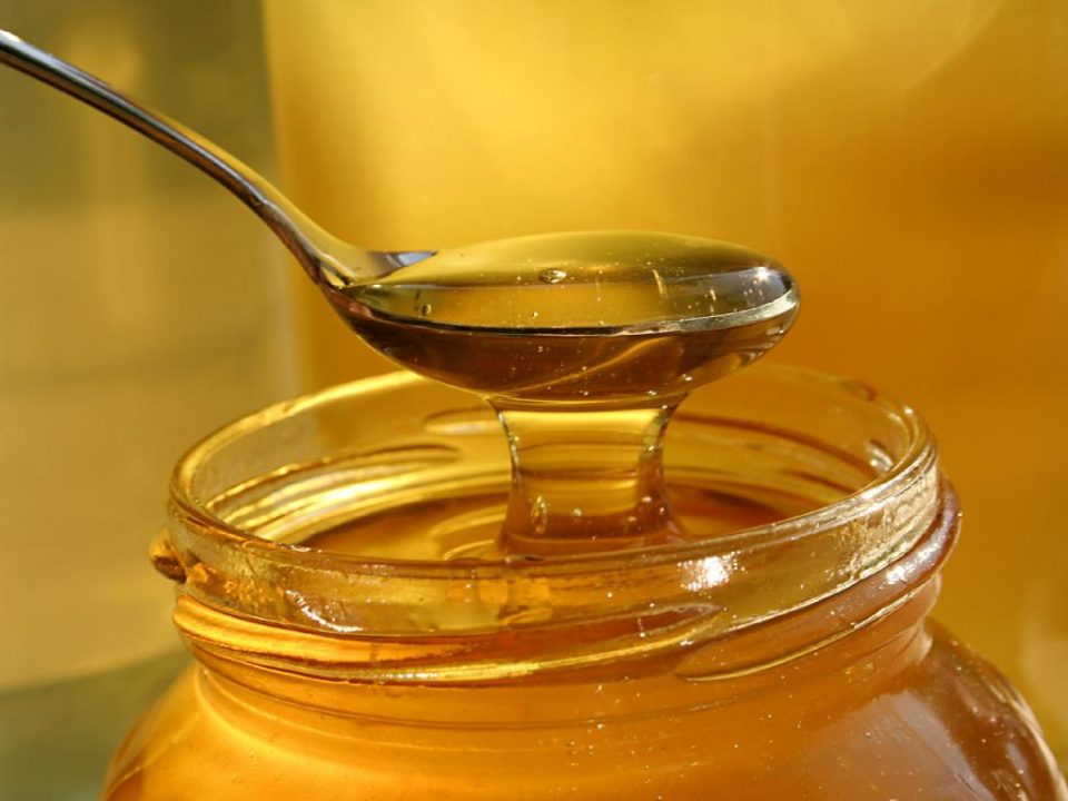 Пандемијата го зголеми интересот за мед, а му порасна и цената
