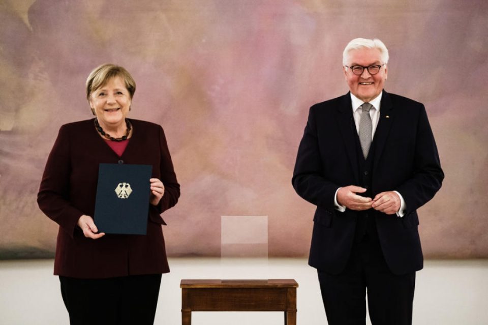 Меркел формално разрешена од должност