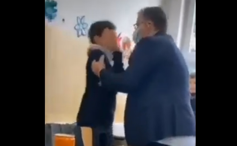 (ВИДЕО) Наставник малтретира дете во скопско училиште