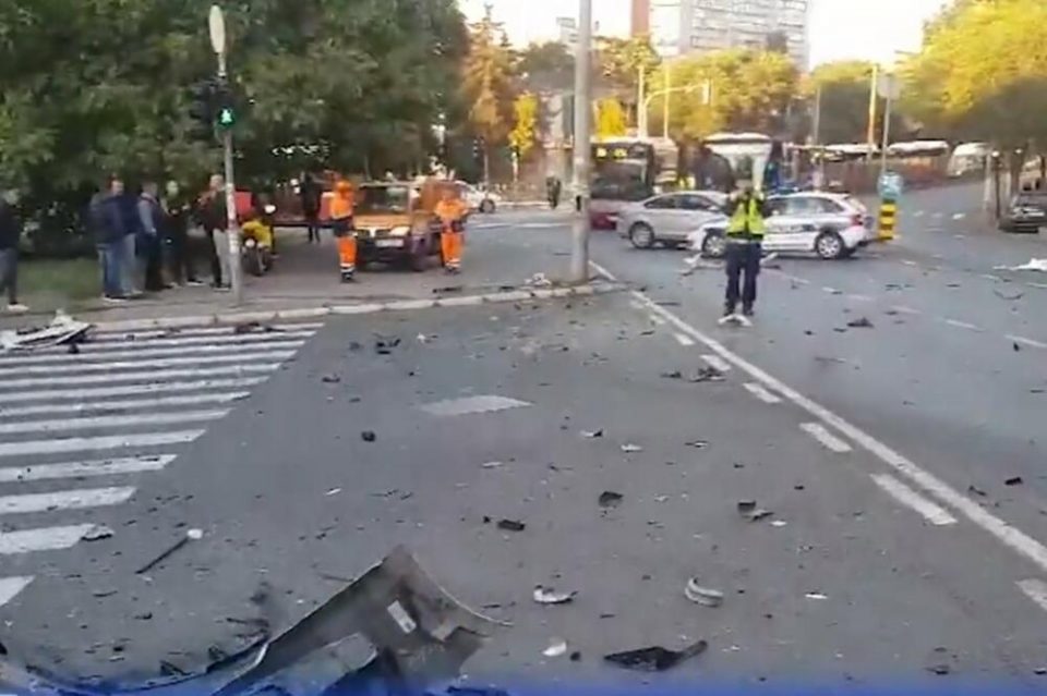 Вознемирувачка снимка од сообраќајка: Удрија во столб, телата излетаа од автомобилот