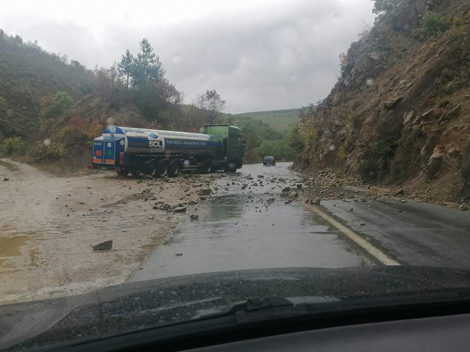 Одрони го попречуваат сообраќајот на магистралата од Делчево кон Македонска Каменица