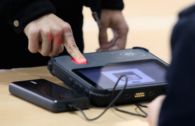Идентитетот на гласачот задолжително ќе се проверува со отпечаток од прст