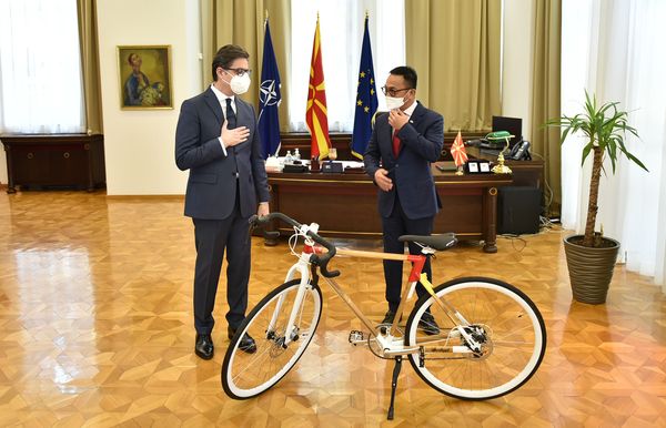 Велосипед од бамбус подарок за Пендаровски од индонезискиот амбасадор