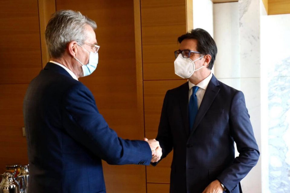 Пендаровски се сретна со амбасадорот на САД во Атина