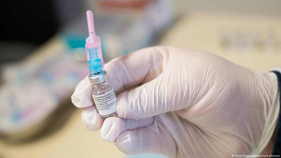 САД фрлаат милиони дози вакцини во услови на глобален недостиг
