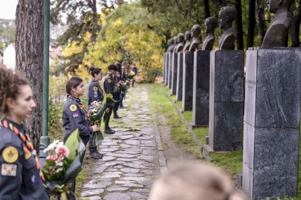 Владина делегација се поклони пред спомениците на хероите во Прилеп