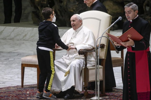 Десетгодишно момче му пријде на Папата и остана покрај него за време на аудиенцијата