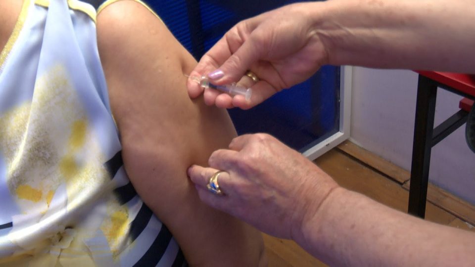 Активни 10.785 случаи на КОВИД-19, трета доза вакцина примиле 571 граѓанин