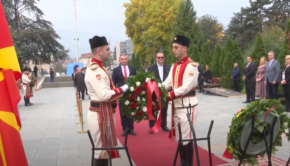 Владина делегација положи свежо цвеќе пред споменикот на Гоце Делчев по повод 23 октомври