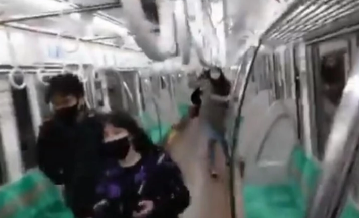 (ВИДЕО) Драма во Токио: Маж со нож нападна луѓе во воз, 17 повредени 