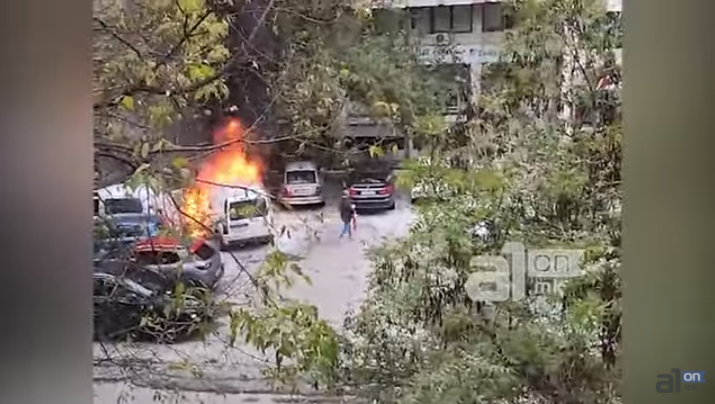 Изгоре пикап кај Скопјанка: Се запалил неколку секунди откако излегол возачот