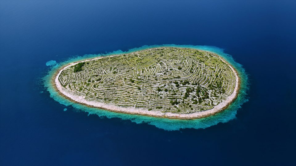 Хрватскиот остров што личи на џиновски отпечаток од прст