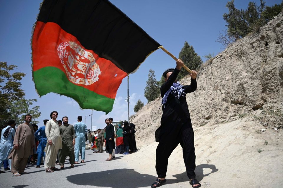 Авганистан на работ на економски колапс