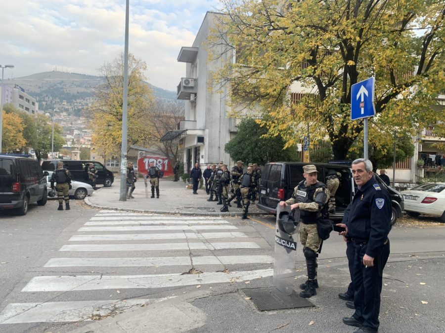 Петмина повредени во пресметка меѓу хулигани во Мостар