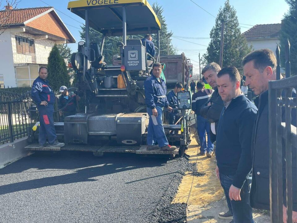 ФОТО: Стефковски и во недела на терен, се асфалтираат улици во Трубарево