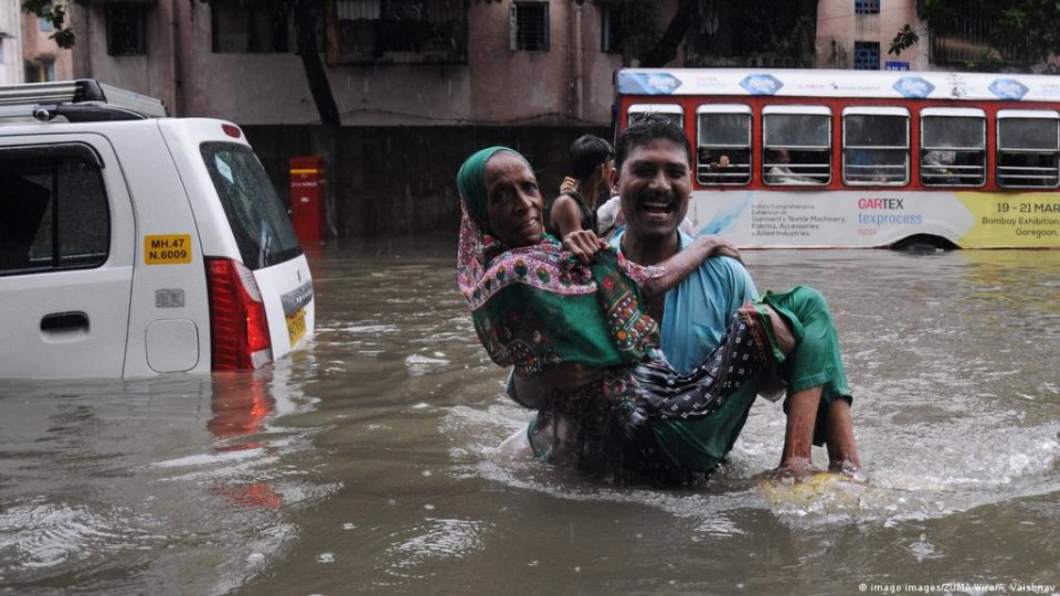 Над 60 луѓе загинаа во поплавите во Индија