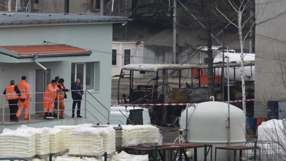 Изгорениот автобус пренесен во поранешна касарна во Перник