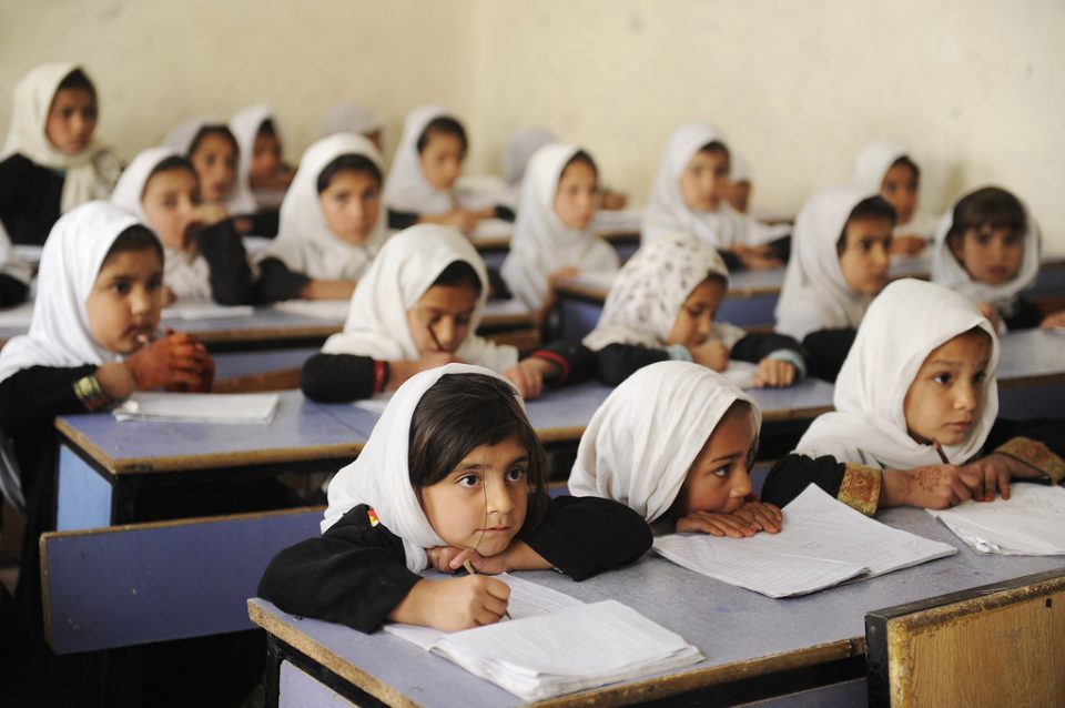 Повторно отворени училиштата за девојчиња во авганистански Херат