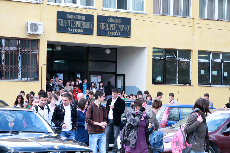 Ученици од Тетово се возат во преполни автобуси и комбиња, сакаат онлајн настава