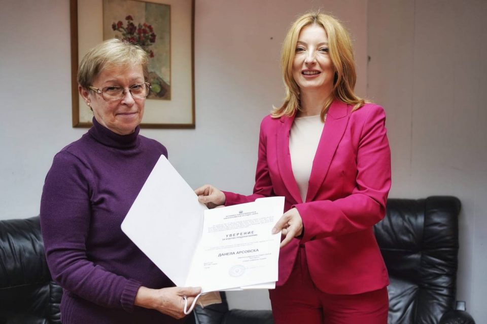 Врачено Уверението за градоначалник на Град Скопје на Данела Арсовска