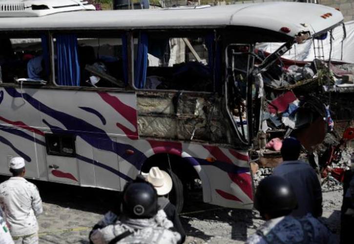 Автобус се заби во куќа: Најмалку 19 загинати и 32 повредени патници