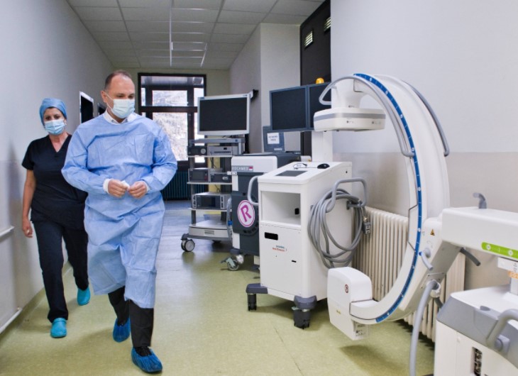 Филипче: МЗ купи најсофистицирани и најсовремени апарати за Клиниката за урологија