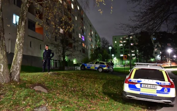 Деца избодени со нож и фрлени низ прозорец во Шведска