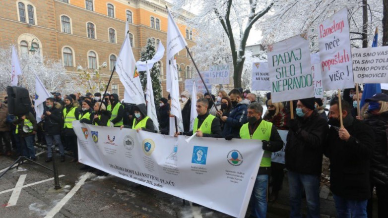 Протести на просветните работници, полицијата и државните службеници во Сараево